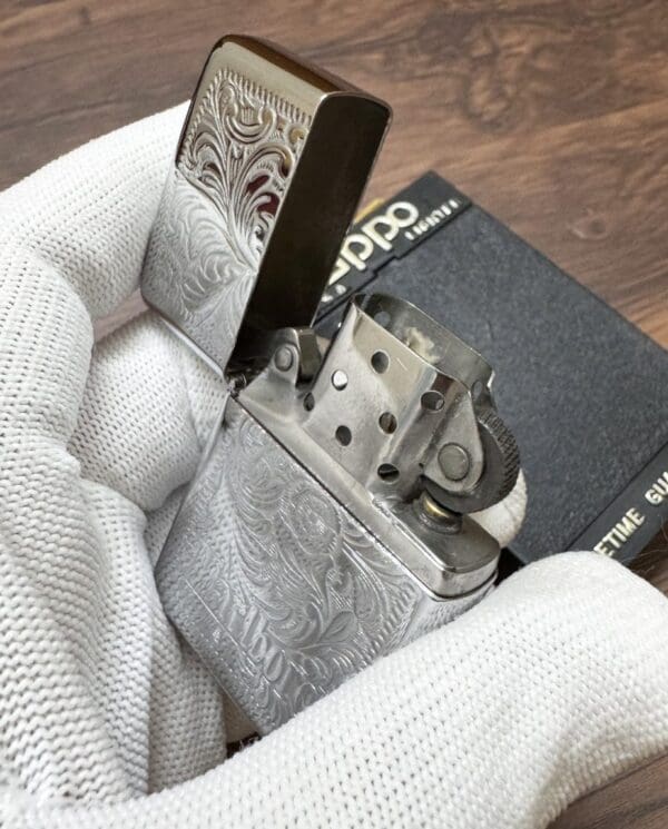 ZippoChromeMarlboro_01